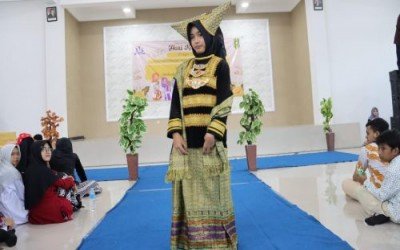 IPM SMP Miosi Gelar Lomba Fashion Show Busana Daerah