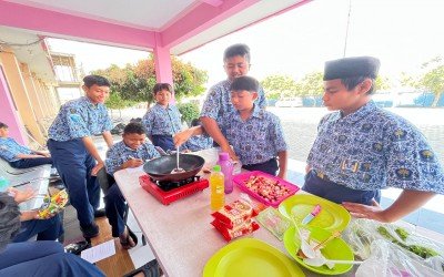 Siswa Miosi Praktik Teks Prosedur dengan Memasak