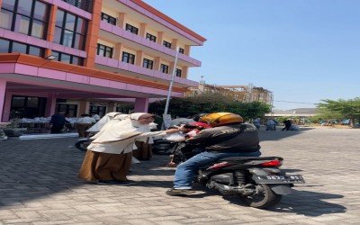 MIOSI Berbagi Buah Dalam Rangka Peringatan Maulid Nabi Di SMP Muhammadiyah 10 Sidoarjo